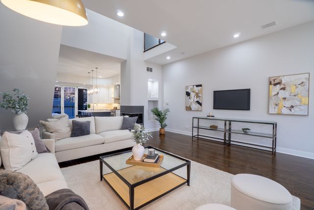 908 N Winchester Avenue, Chicago, IL 60622