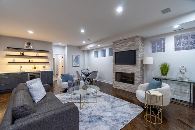 908 N Winchester Avenue, Chicago, IL 60622