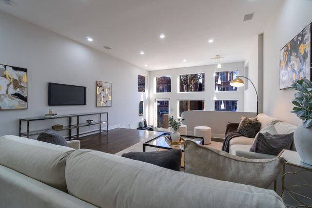 908 N Winchester Avenue, Chicago, IL 60622