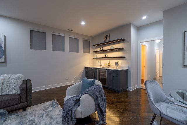 908 N Winchester Avenue, Chicago, IL 60622