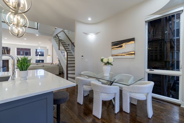 908 N Winchester Avenue, Chicago, IL 60622