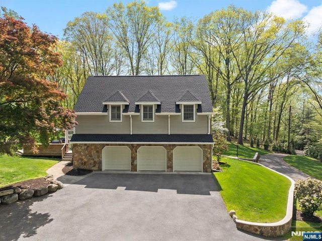 327 Woodside Avenue, Franklin Lakes, NJ 07417