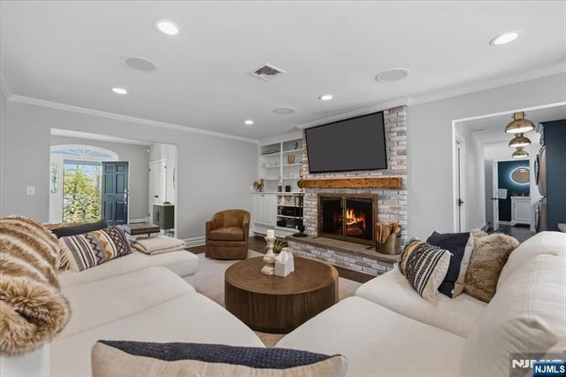 327 Woodside Avenue, Franklin Lakes, NJ 07417