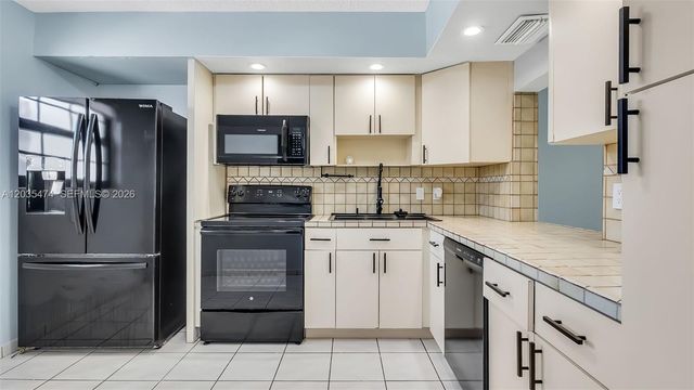1647 W 72nd St, Hialeah, FL 33014