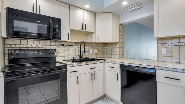 1647 W 72nd St, Hialeah, FL 33014