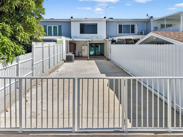 1647 W 72nd St, Hialeah, FL 33014