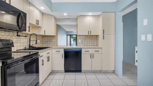 1647 W 72nd St, Hialeah, FL 33014