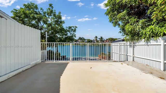 1647 W 72nd St, Hialeah, FL 33014