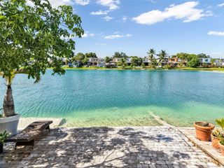 1647 W 72nd St, Hialeah, FL 33014
