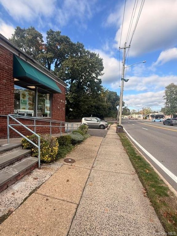 1185 Willis Avenue, Albertson, NY 11507 — photo 2