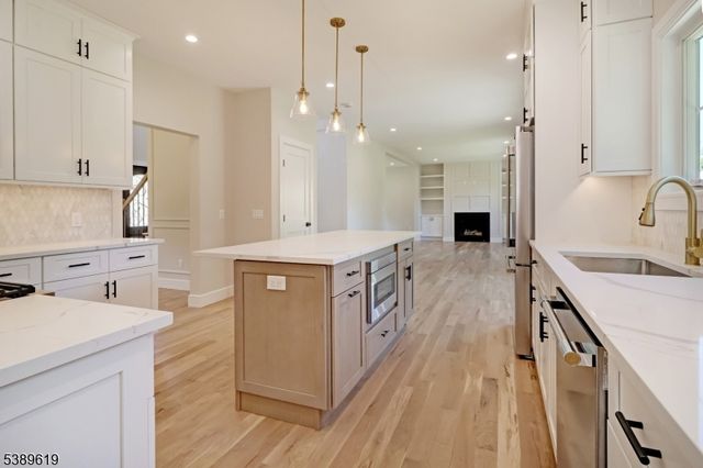 16 Windsor Way, East Hanover Twp., NJ 07936