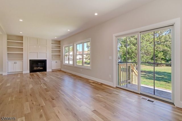 16 Windsor Way, East Hanover Twp., NJ 07936