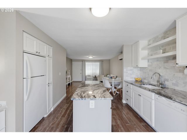 8225 Sw SHENANDOAH Way, Tualatin, OR 97062