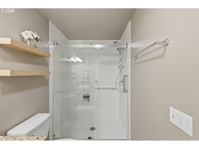 8225 Sw SHENANDOAH Way, Tualatin, OR 97062