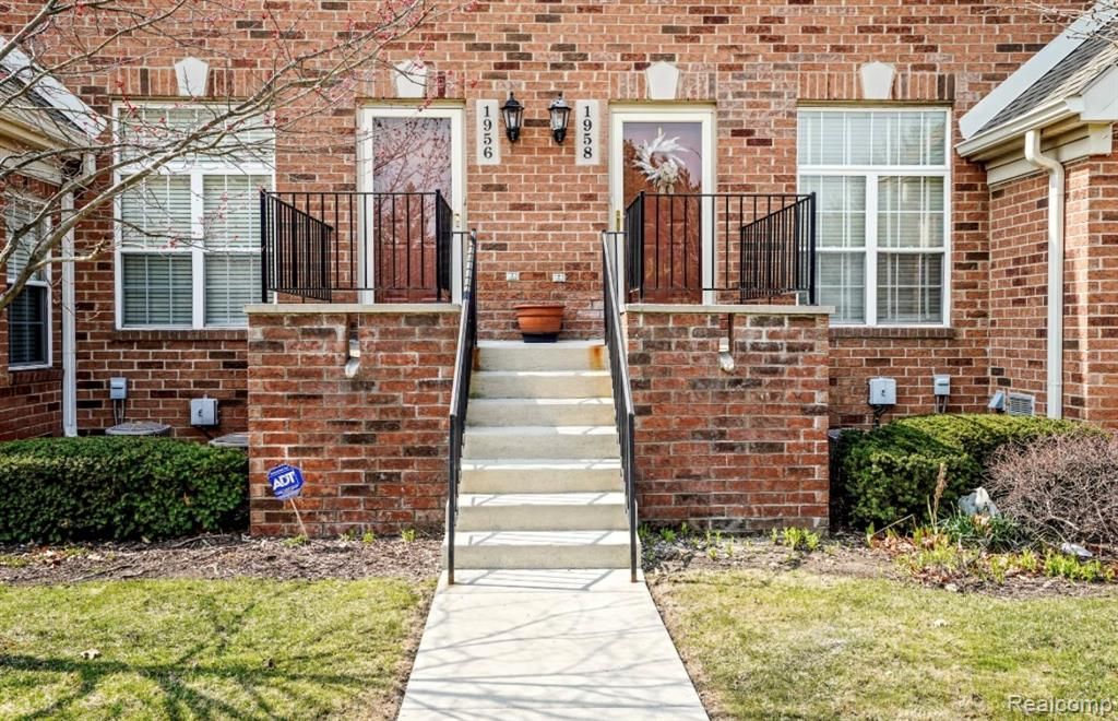 1956 Campau Farms Circle, Detroit, MI 48207