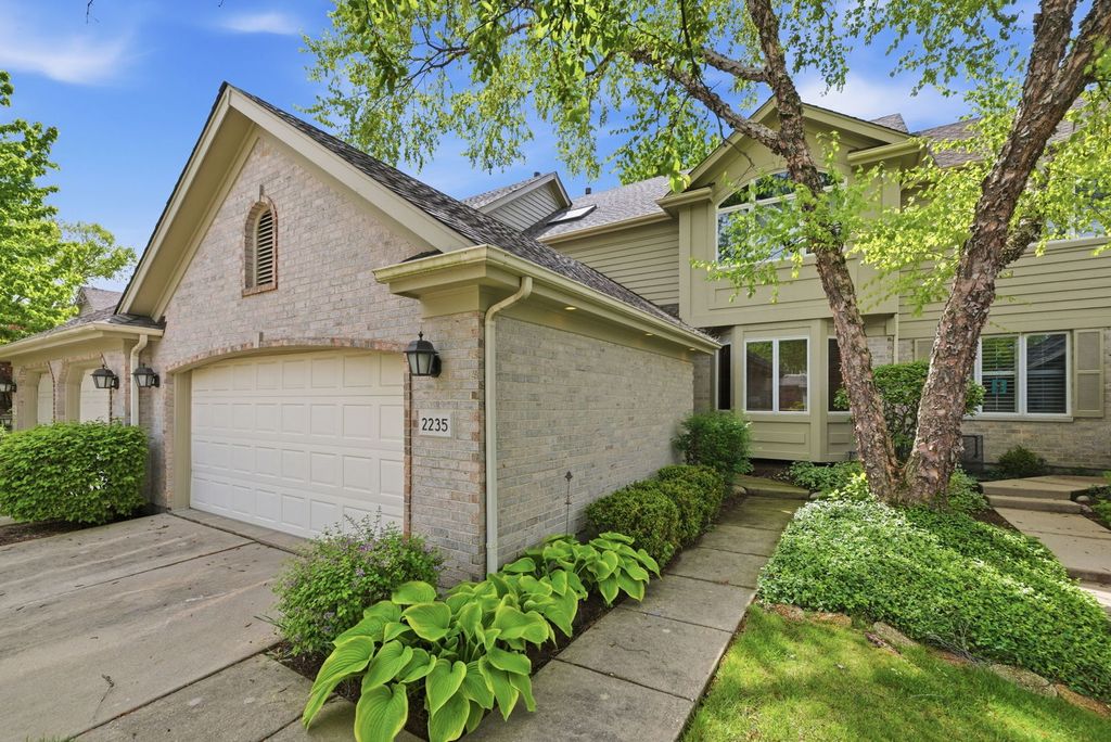 Image 2 of property listing at 2235 Tamarack Drive, Downers Grove, IL 60515