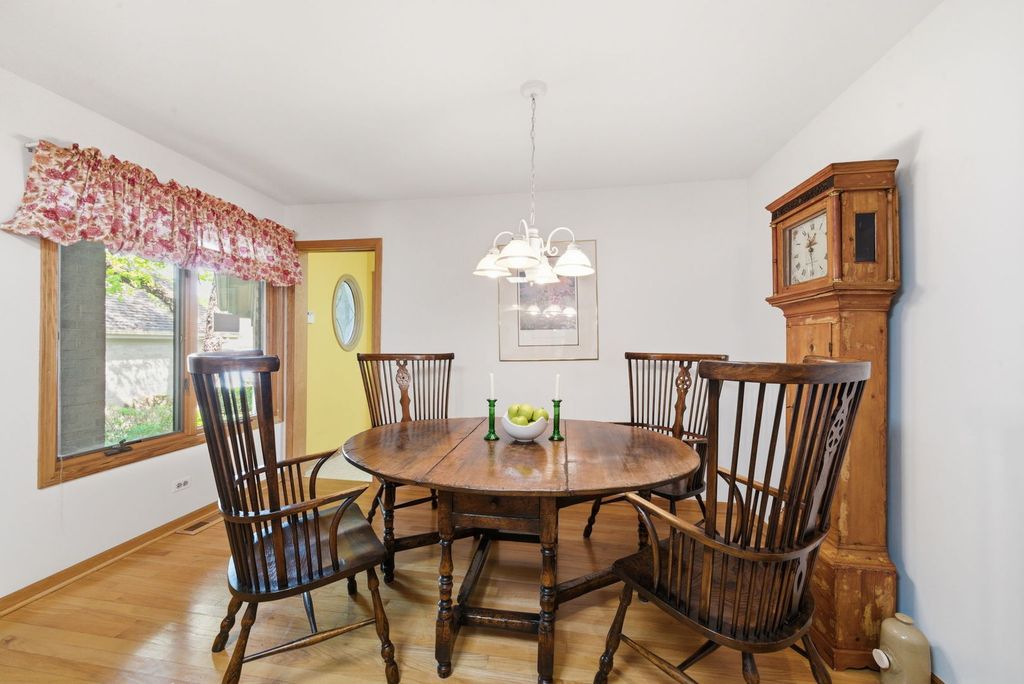 Image 11 of property listing at 2235 Tamarack Drive, Downers Grove, IL 60515