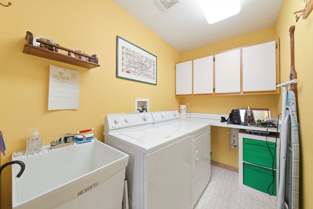 Image 14 of property listing at 2235 Tamarack Drive, Downers Grove, IL 60515