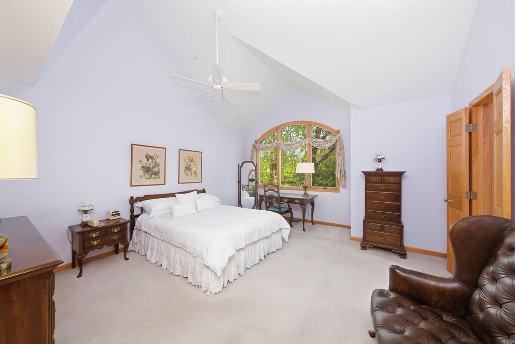 Image 15 of property listing at 2235 Tamarack Drive, Downers Grove, IL 60515