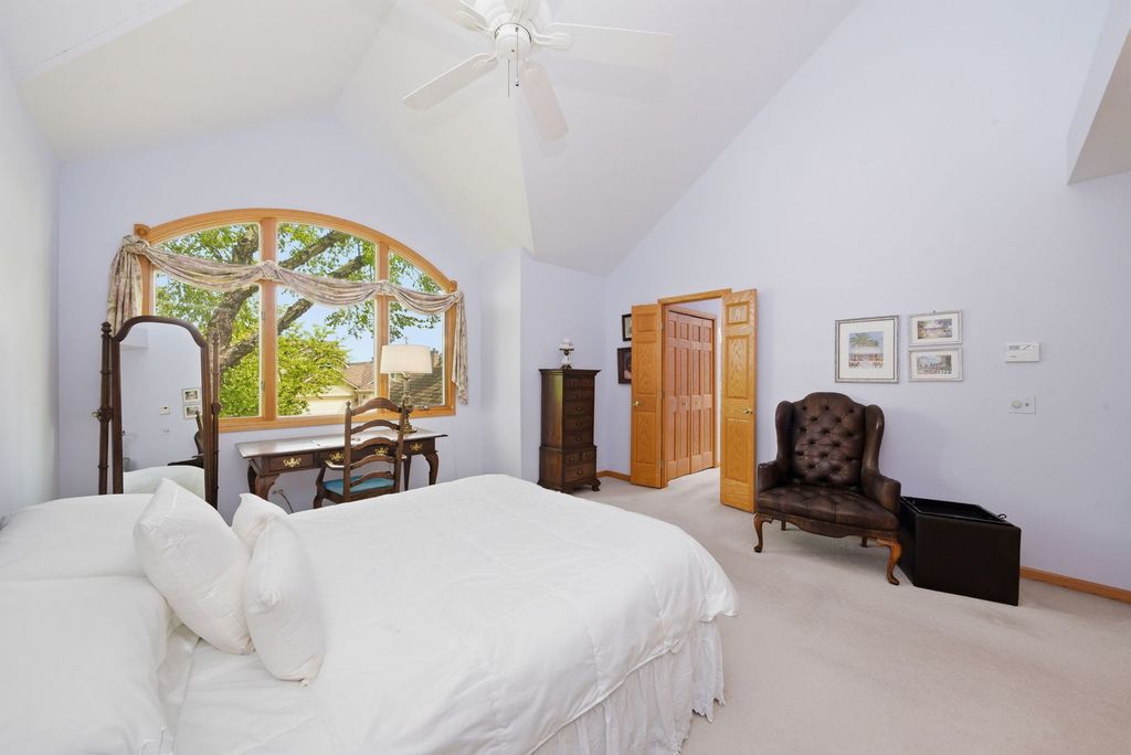 Image 16 of property listing at 2235 Tamarack Drive, Downers Grove, IL 60515
