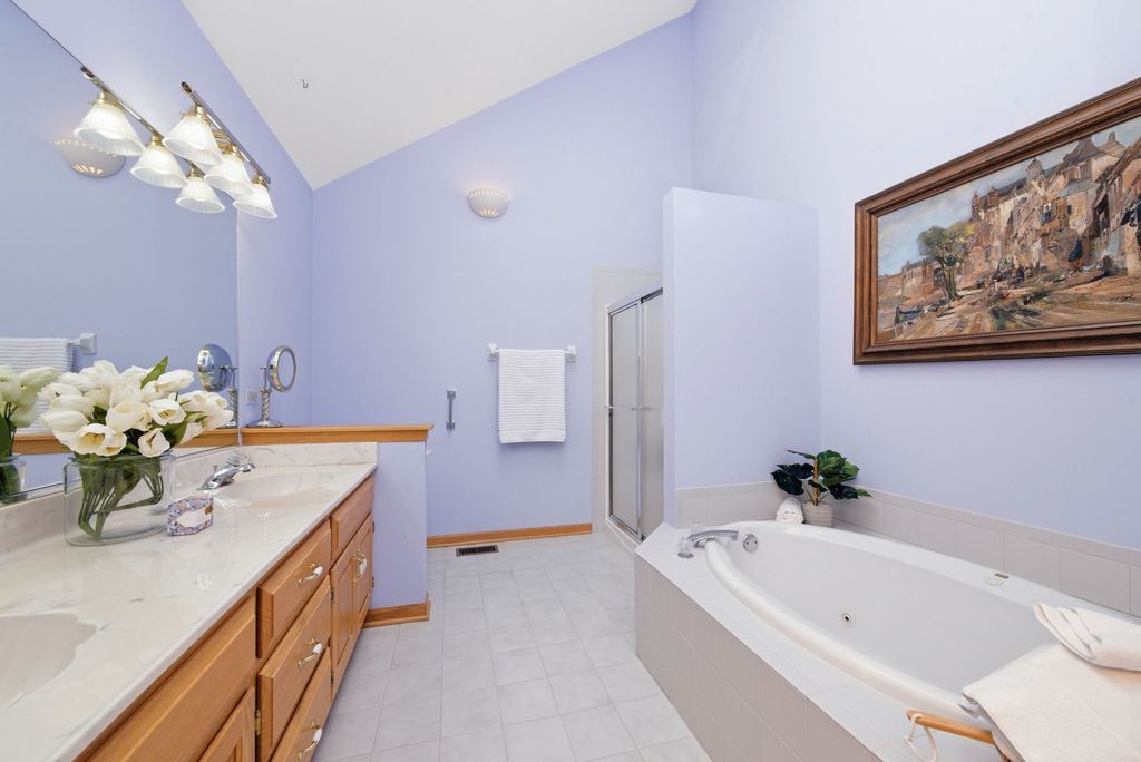 Image 17 of property listing at 2235 Tamarack Drive, Downers Grove, IL 60515
