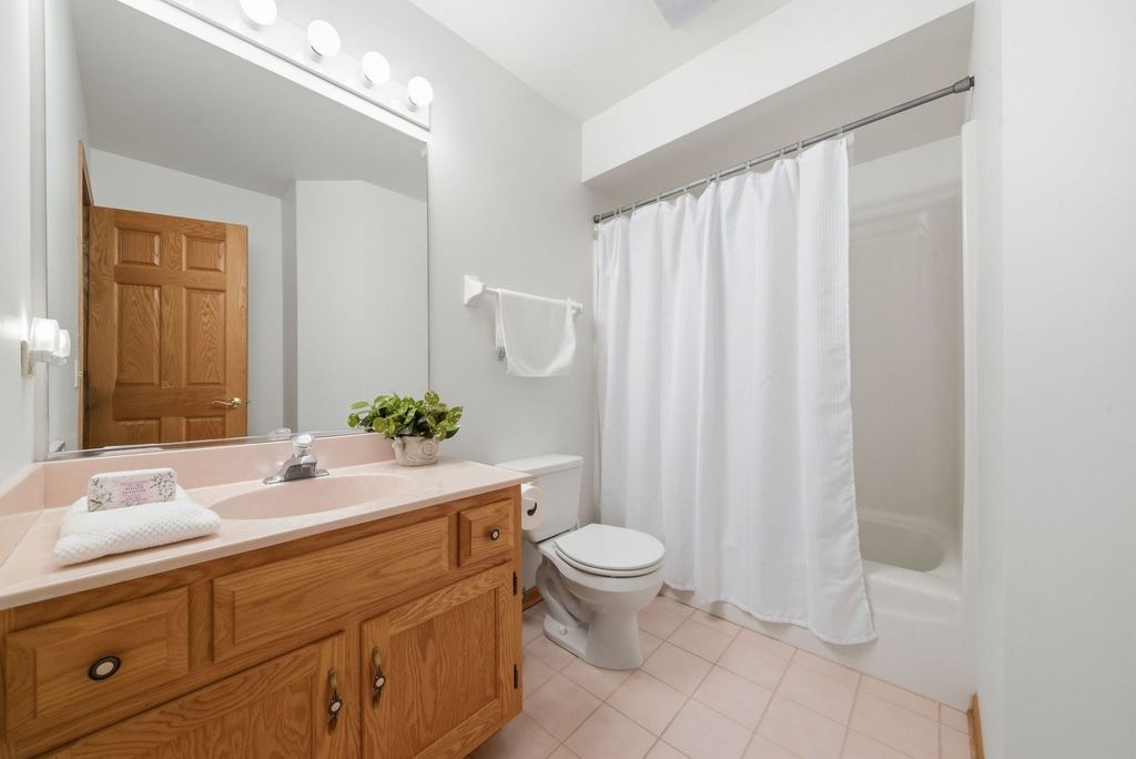 Image 20 of property listing at 2235 Tamarack Drive, Downers Grove, IL 60515
