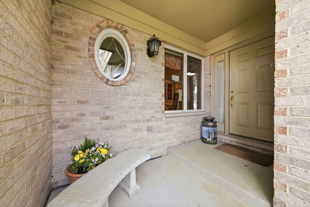 Image 3 of property listing at 2235 Tamarack Drive, Downers Grove, IL 60515