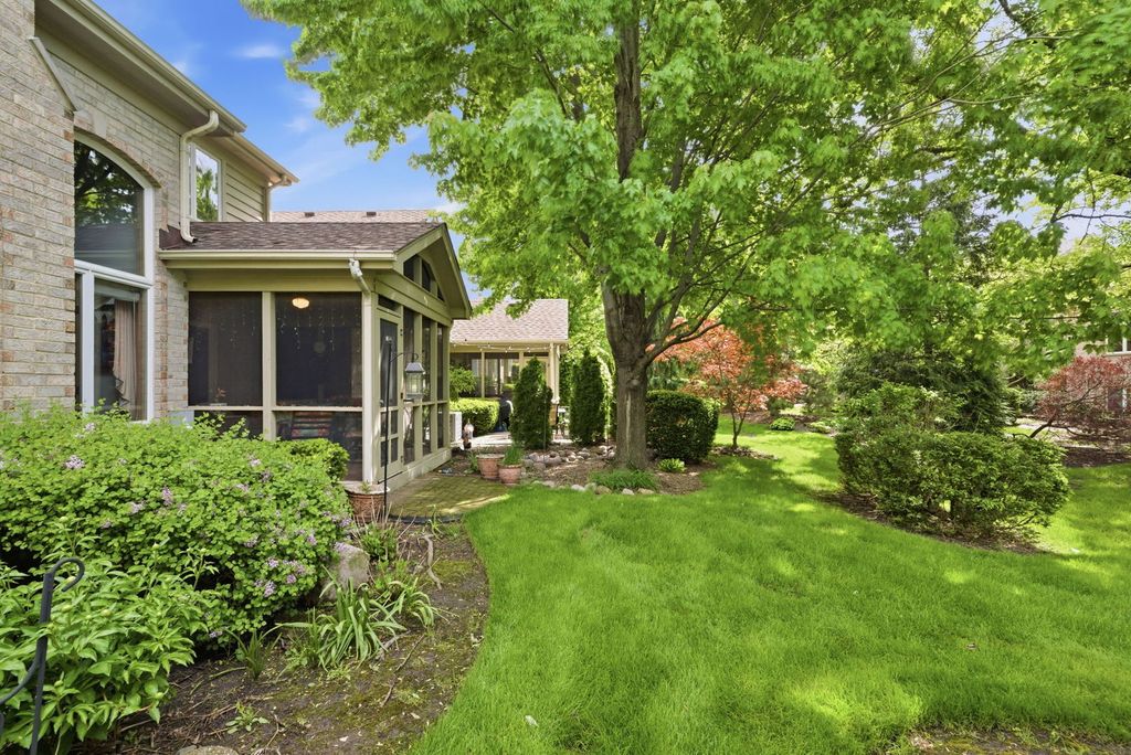 Image 22 of property listing at 2235 Tamarack Drive, Downers Grove, IL 60515