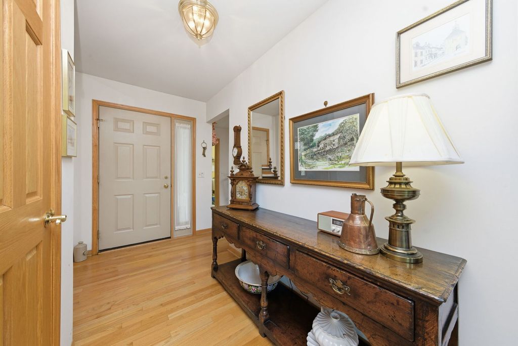 Image 4 of property listing at 2235 Tamarack Drive, Downers Grove, IL 60515