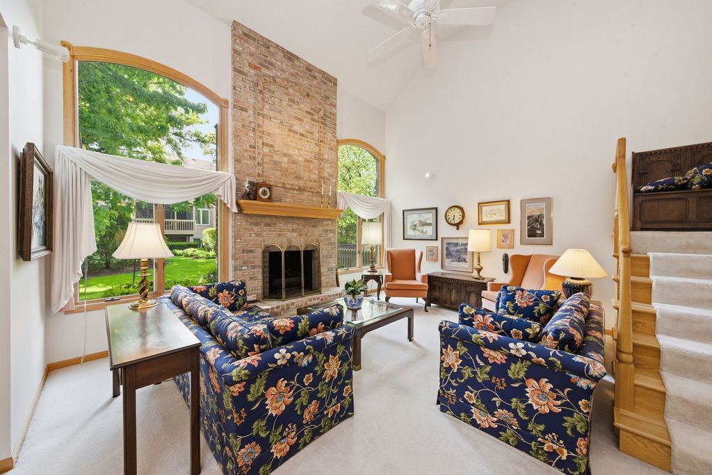 Image 5 of property listing at 2235 Tamarack Drive, Downers Grove, IL 60515