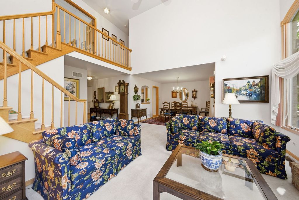Image 6 of property listing at 2235 Tamarack Drive, Downers Grove, IL 60515