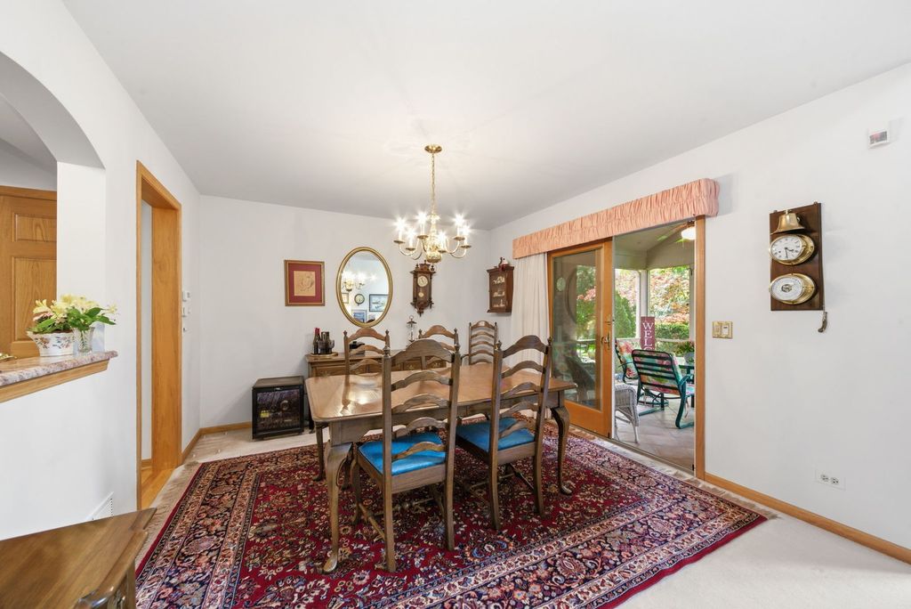 Image 7 of property listing at 2235 Tamarack Drive, Downers Grove, IL 60515
