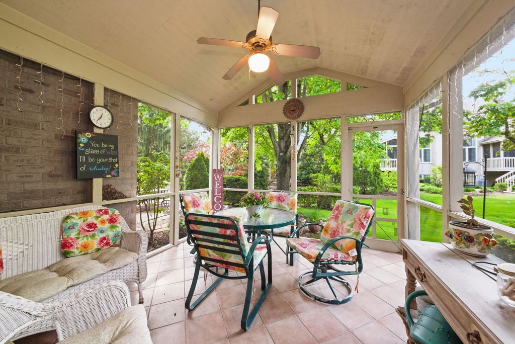 Image 8 of property listing at 2235 Tamarack Drive, Downers Grove, IL 60515