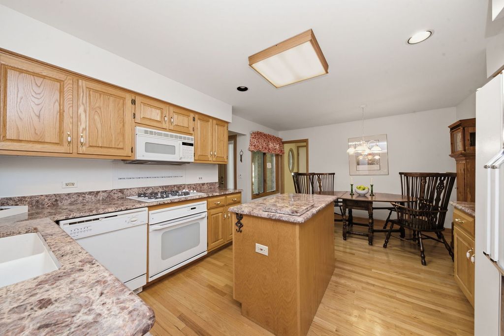 Image 9 of property listing at 2235 Tamarack Drive, Downers Grove, IL 60515