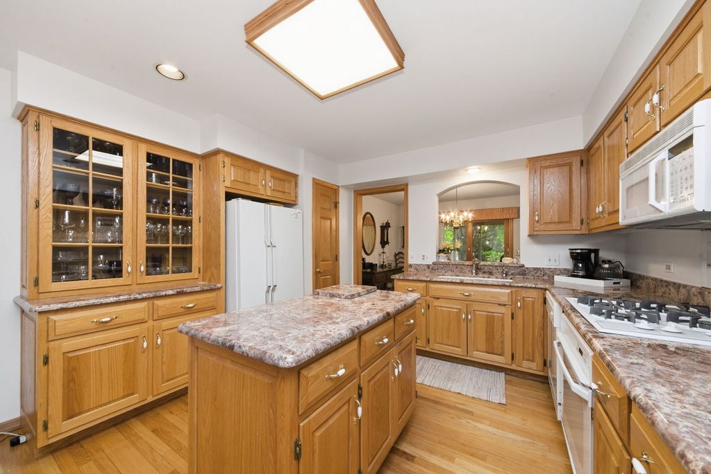 Image 10 of property listing at 2235 Tamarack Drive, Downers Grove, IL 60515