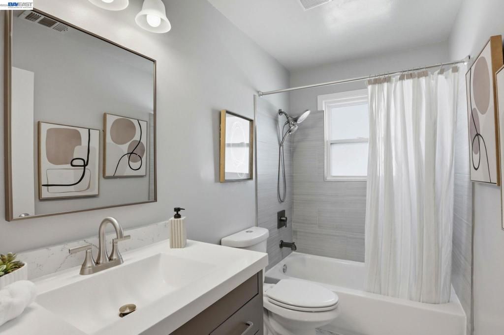 Image 13 of property listing at 16129 Via Pinale, San Lorenzo, CA 94580