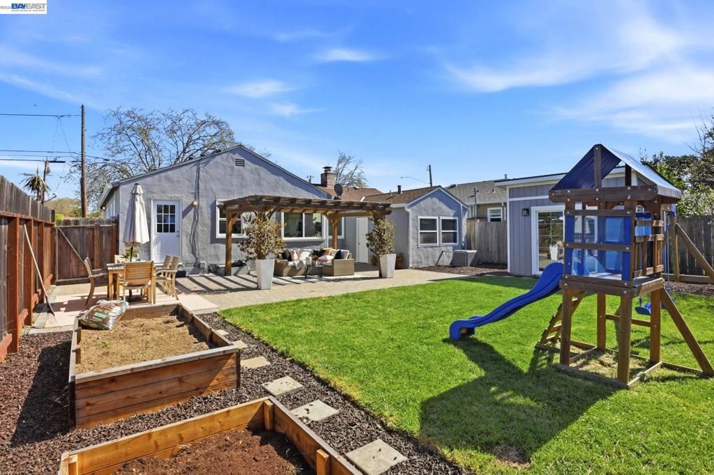 Image 16 of property listing at 16129 Via Pinale, San Lorenzo, CA 94580