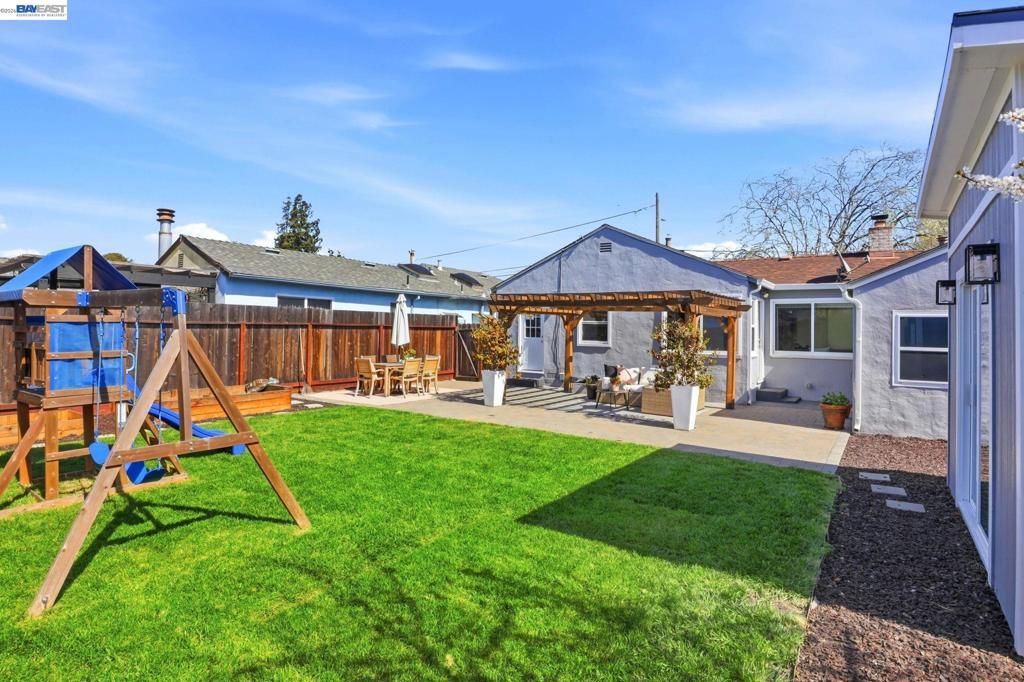 Image 17 of property listing at 16129 Via Pinale, San Lorenzo, CA 94580