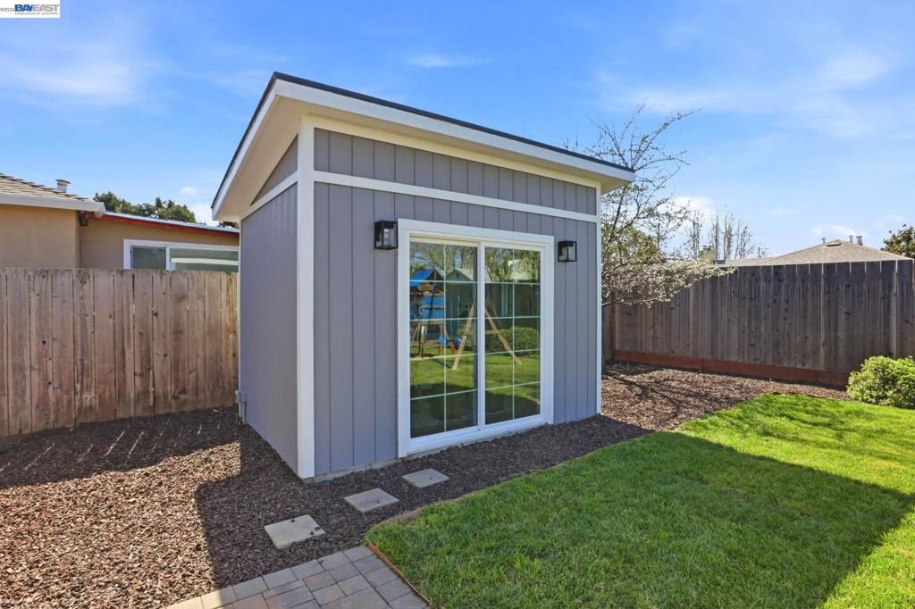 Image 20 of property listing at 16129 Via Pinale, San Lorenzo, CA 94580