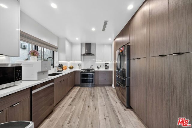 8960 Crescent Drive, Los Angeles, CA 90046