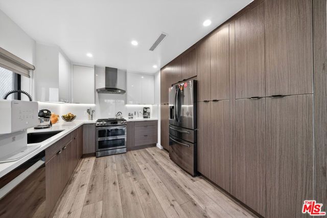 8960 Crescent Drive, Los Angeles, CA 90046