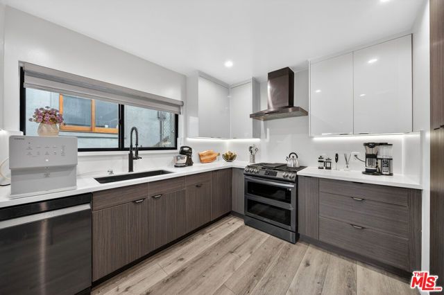 8960 Crescent Drive, Los Angeles, CA 90046