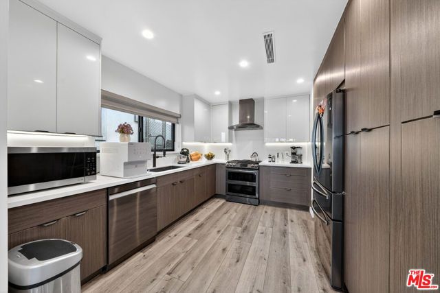 8960 Crescent Drive, Los Angeles, CA 90046