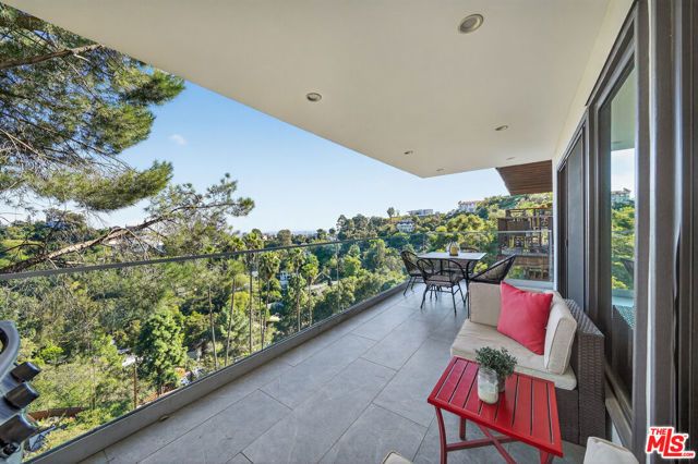 8960 Crescent Drive, Los Angeles, CA 90046