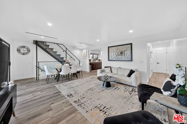 8960 Crescent Drive, Los Angeles, CA 90046