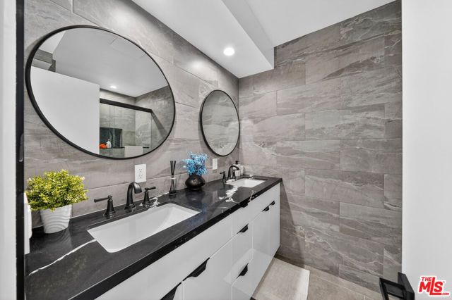 8960 Crescent Drive, Los Angeles, CA 90046