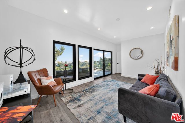 8960 Crescent Drive, Los Angeles, CA 90046