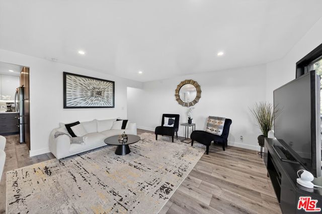 8960 Crescent Drive, Los Angeles, CA 90046