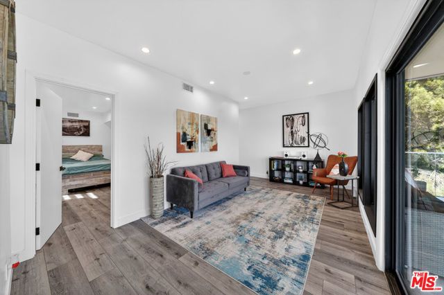 8960 Crescent Drive, Los Angeles, CA 90046