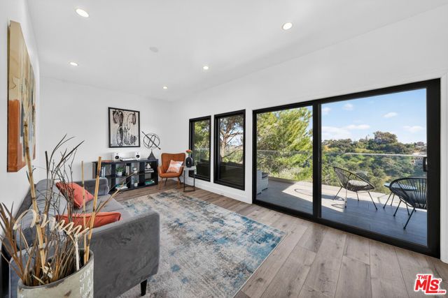 8960 Crescent Drive, Los Angeles, CA 90046